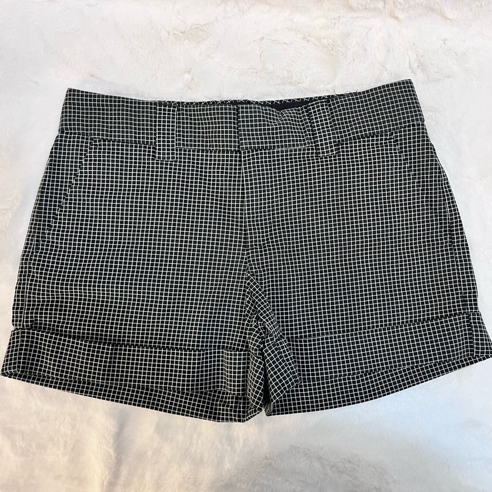 Calvin Klein Dress Shorts “Riley” Cuffed Black & White Size 6